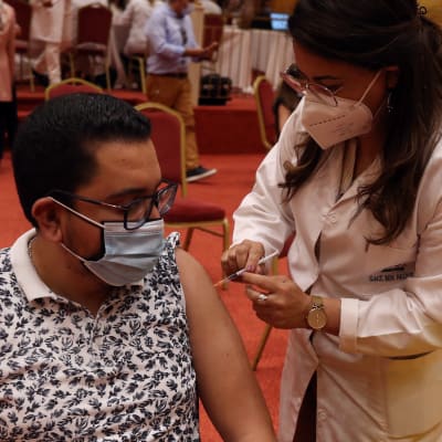 En anställd inom turismindustrin vaccineras mot Covid-19 i Tunisien.
