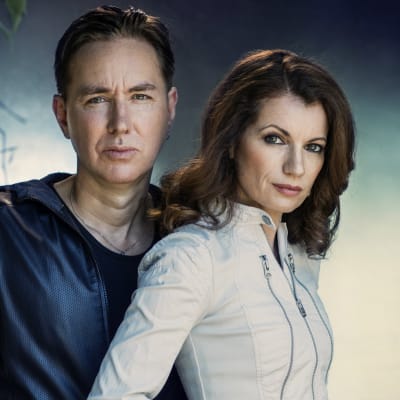 Bild av författarparet Lars kepler 