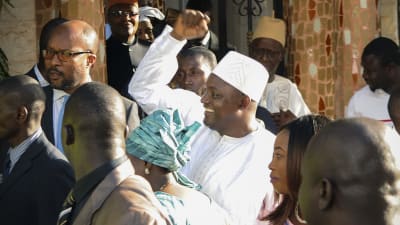 Adama Barrow, Gambias nya president, möter folket i Senegal efter installationen på Gambias ambassad i Senegals huvudstad Dakar.