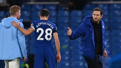 Frank Lampard visar tummen upp mot Kevin De Bruyne.