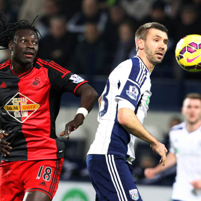 Bafetimbi Gomis spelar för Swansea.