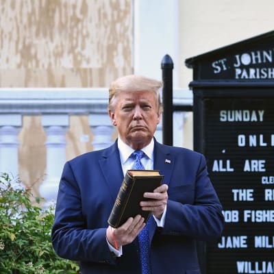 Yhdysvaltain presidentti Donald Trump poseerasi kirkon edustalla.