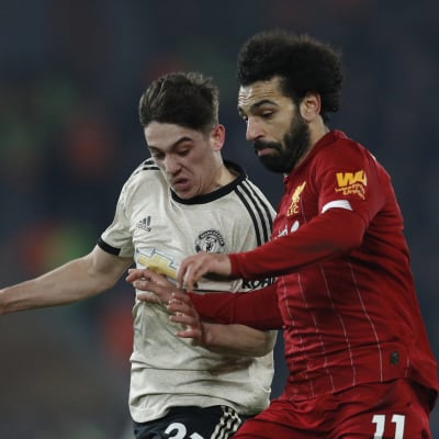 Mohamed Salah kämpar om bollen med Daniel James.
