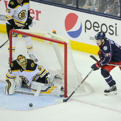 Tuukka Rask i Bostons mål räddar ett skott av Matt Duchene