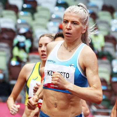 Sara Kuivisto i ljusblå landslagsdräkt löper i kurvan.