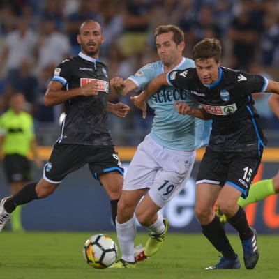 Sauli Väisänen kämpar om bollen mot Lazio.