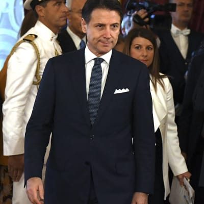 Giuseppe Conte fortsätter som premiärminister.