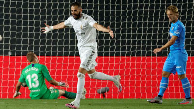 Karim Benzema jublar efter sitt andra mål mot Valencia.