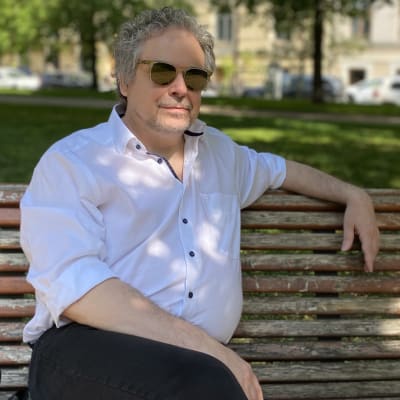 Mikko Majander på parkbänk