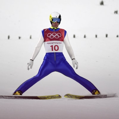 Janne Ahonen efter landning i lilla backen i OS i Pyeongchang.