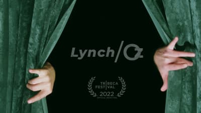 Lynch/Oz-elokuvan juliste, jossa vihreiden verhojen välissä kurottuu kaksi kättä mustaa taustaa vasten. kuvassa teksti Lynch/Oz.