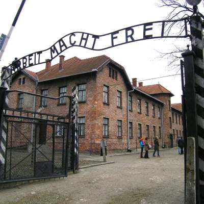 Auschwitzin keskitysleirin portti.