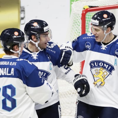 Jere Innala, Valtteri Filppula och Atte Ohtamaa firar ett mål.