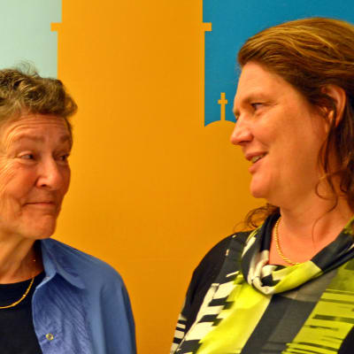 Elisabeth Helander (SDP, t.v.) och Veronica Hertzberg (SFP, t.h.) poserar framför en vägg.