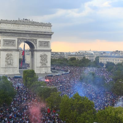 Pariisissa juhlittiin maailmanmestaruutta.