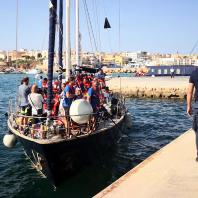 Räddningsfartyget Alex tar i hamn i Lampedusa. 