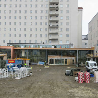 Peruskorjauksessa Pohjois-Karjalan keskussairaalaan Joensuussa on rakennettu uusi pääsisäänkäynti.