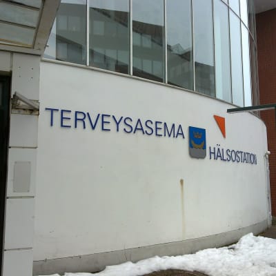 Fasaden på Munksnäs hälsostation i Helsingfors.