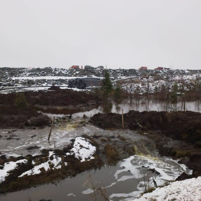 Talvivaaran kipsisakka-allas vuotaa marraskuussa 2012.