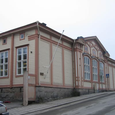 Sirkkala skola sett från Sirkkalagatan. 