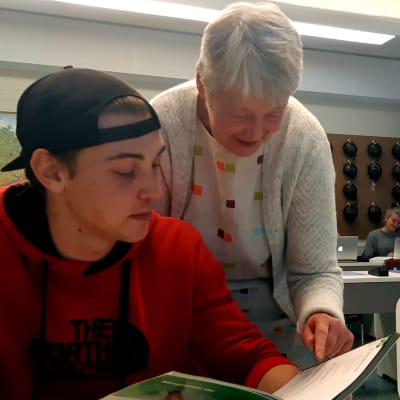 Gymnasieeleven Jonathan Ramstedt och tyskläraren Mikaela Andtskog i ett klassrum.  