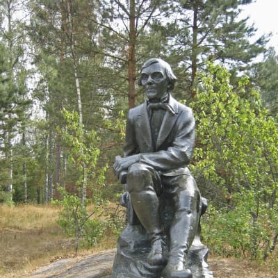 En staty som föreställer Elias Lönnrot i Sammatti.