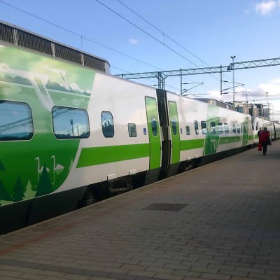 tåg vid perrong