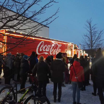 Coca-Cola - joulurekka sai Oulun liikenteen sekaisin useaksi tunniksi.