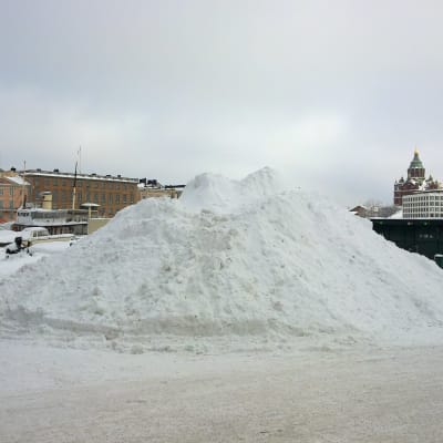 Snöhög på Salutorget i Helsingfors