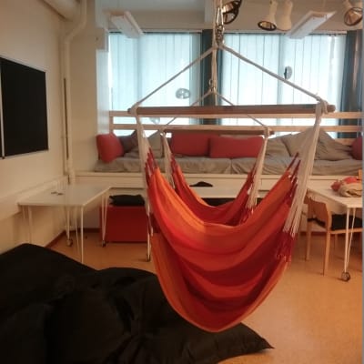 Karis svenska högstadium har hängstolar i en av inlärningsmiljöerna.