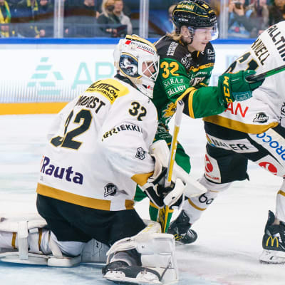 Joel Blomqvist vaktar Kärpäts mål.