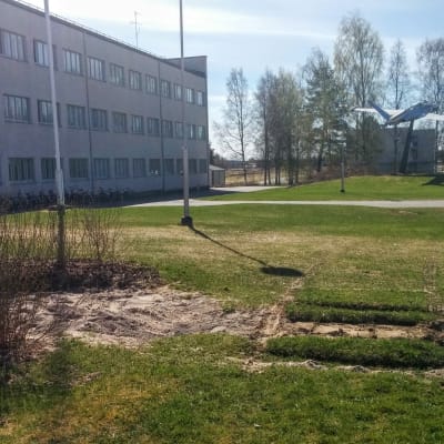 Pyörökuormaajan jäljen , tyhjä patsaan paikka.