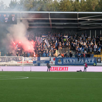 Rök i HJK-fansens läktarsektion på cupfinalen 2017.