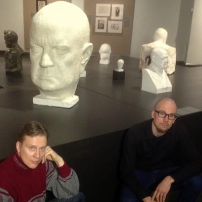 Teemu Mäki ja Antti Auvinen Ateneumin Sibelius-näyttelyssä. (Etsi kuvasta kulttuuritoimittaja.)