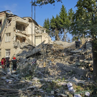 Koulun raunioita raivataan Harkovassa, 4. heinäkuuta. Venäjän raketit tuhosivat asuinalueella sijaitsevan rakennuksen.