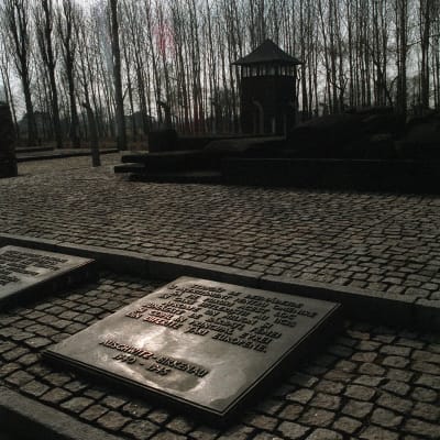 Muistolaatta Auschwitz Birkenaussa surmatuille