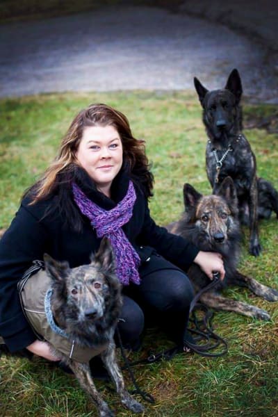 En kvinna och tre hundar.