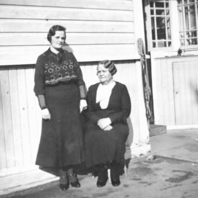 Linneas mamma Julia och mormor Elin utanför Villa Kinnekulla i Tölö i slutet av 1920-talet