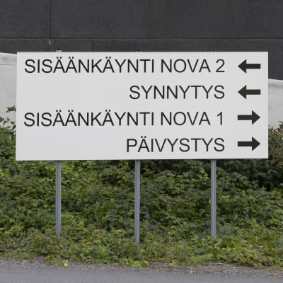 Kylttejä Keski-Suomen keskussairaala Novan vieressä. Kylteissä lukee: "sisäänkäynti Nova 2, synnytys, sisäänkäynti Nova 1, päivystys".
