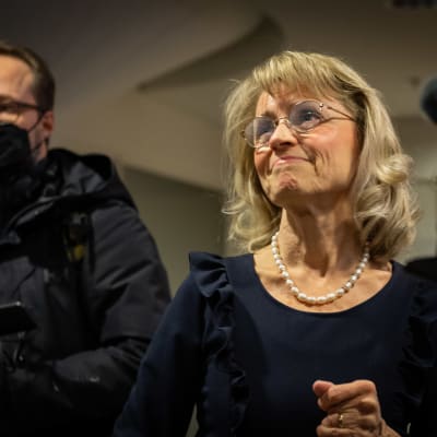 Päivi Räsänen ler mot kameror.