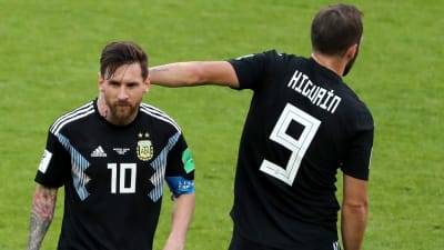 Gonzalo Huguain klappar om Lionel Messsi