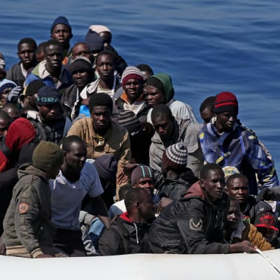 En del av de 200 båtflyktingar som italienska kustbevakningen räddade