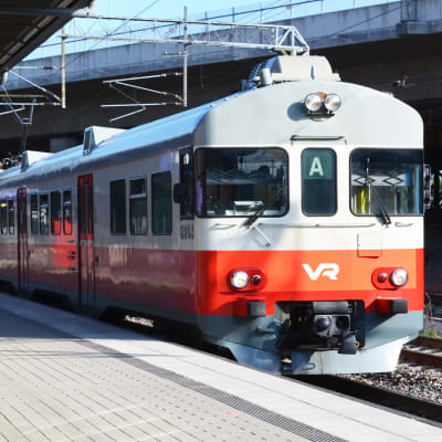 A-tåget anländer till Ilmala station en solig dag.