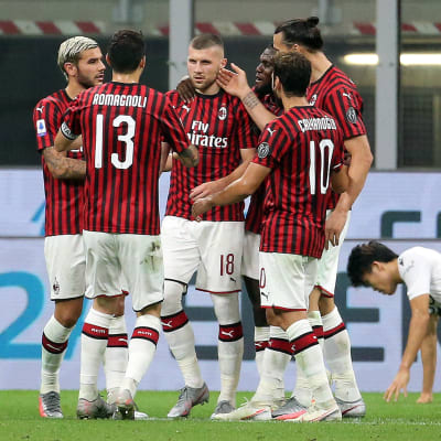 AC Milans spelare firar Ante Rebics mål.