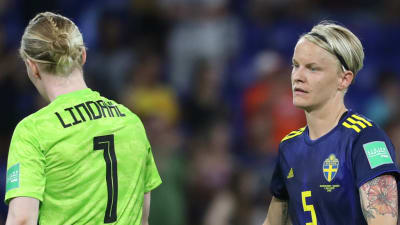 Hedvig Lindahl och Nilla Fischer var besvikna efter VM-semifinalen.