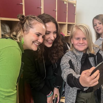 Flicka tar en selfie med Amanda och Challe