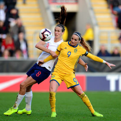 Jill Scott i närkamp med Kosvare Asllani.