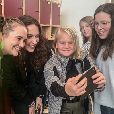 Flicka tar en selfie med Amanda och Challe