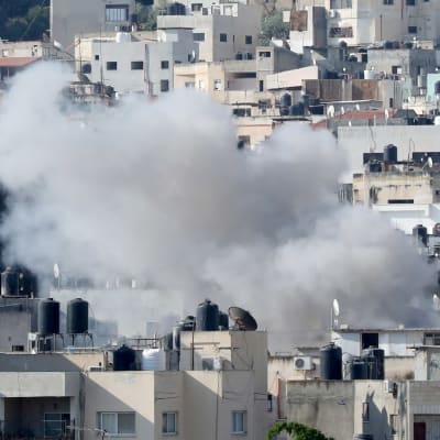 Savua nousee Jeninissä Israelin asevoimien hyökkäyksen jäljiltä.