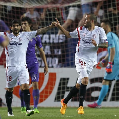 Aleix Vidal firar sitt mål mot Fiorentina.
